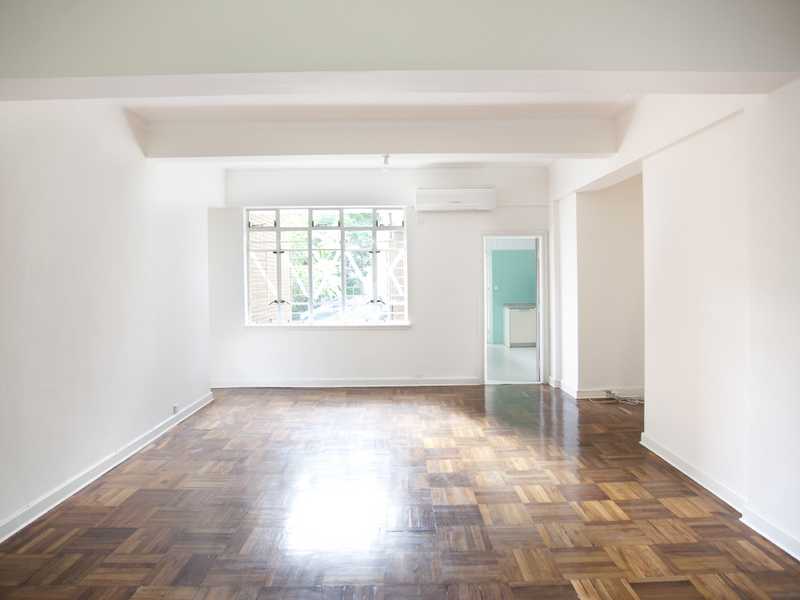 https://img.propertyraptor.com/cdn-cgi/imagedelivery/KD5bF_AFL0JDTbKLWF7z9g/ap8/ap8_001/hornet/prp/img/e29fa422139b0837495eaadd66a3d33b.jpg/public