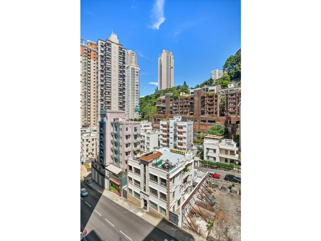 https://img.propertyraptor.com/cdn-cgi/imagedelivery/KD5bF_AFL0JDTbKLWF7z9g/ap8/ap8_001/hornet/prp/img/e2b0c6b3c21996897b366d4c9e3feeb3.jpg/public