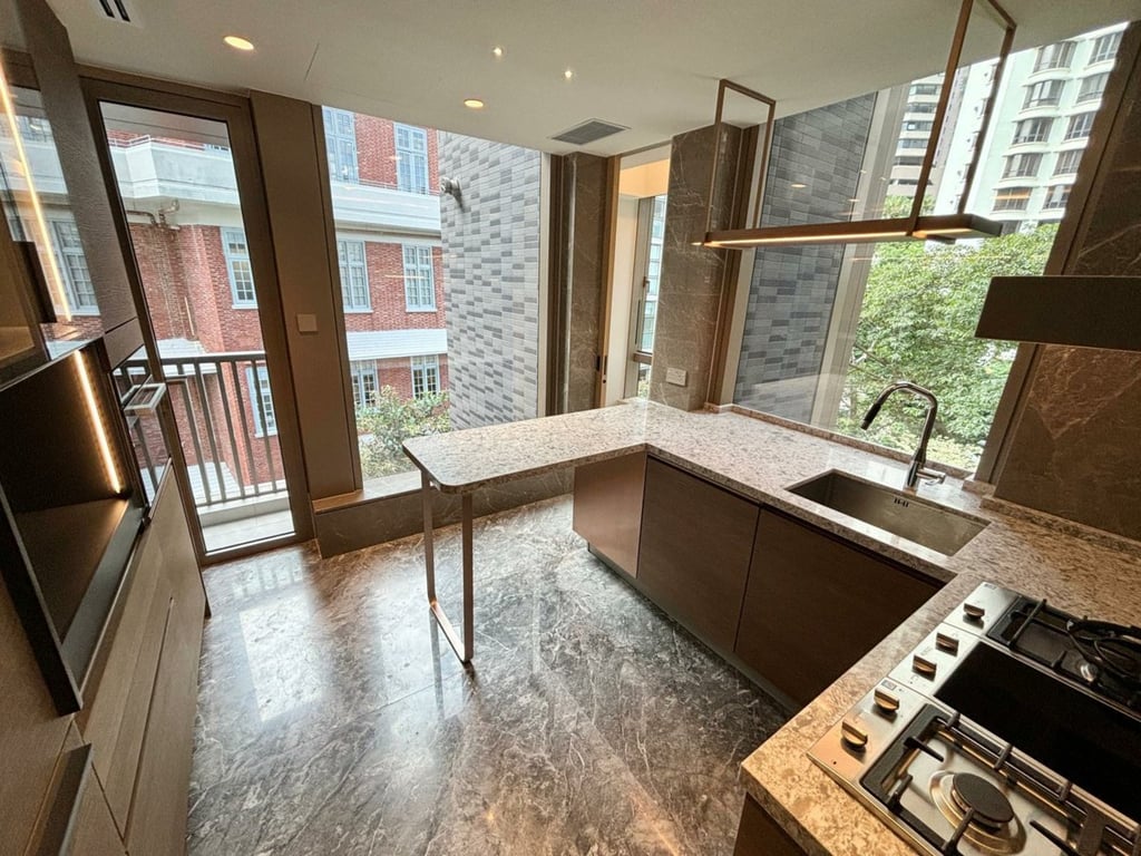 https://img.propertyraptor.com/cdn-cgi/imagedelivery/KD5bF_AFL0JDTbKLWF7z9g/ap8/ap8_001/hornet/prp/img/e2ba01c190852b826508b883c2af31ad.jpg/public