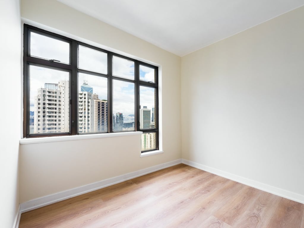 https://img.propertyraptor.com/cdn-cgi/imagedelivery/KD5bF_AFL0JDTbKLWF7z9g/ap8/ap8_001/hornet/prp/img/e3072f075e42d8922214238c4873fef8.jpg/public