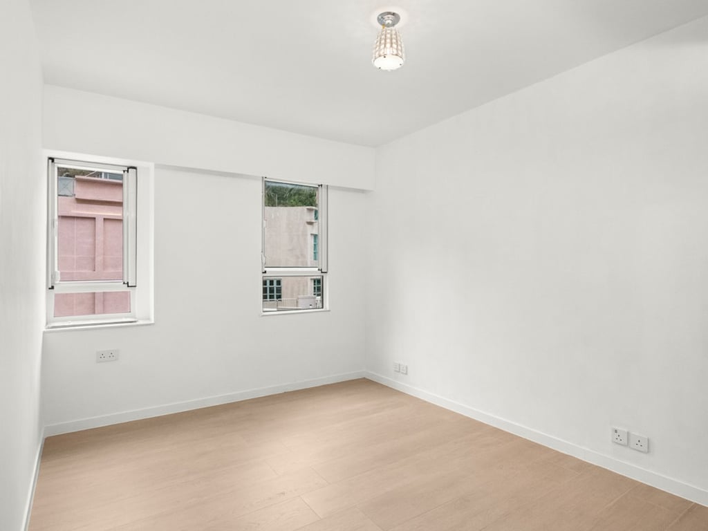 https://img.propertyraptor.com/cdn-cgi/imagedelivery/KD5bF_AFL0JDTbKLWF7z9g/ap8/ap8_001/hornet/prp/img/e308cee9a92da628ee97bacf35b1789b-wtm.jpg/public