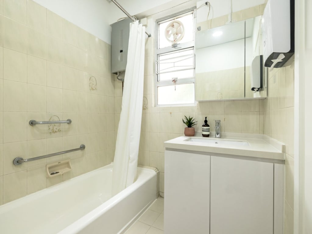 https://img.propertyraptor.com/cdn-cgi/imagedelivery/KD5bF_AFL0JDTbKLWF7z9g/ap8/ap8_001/hornet/prp/img/e30cdea242c157a3774d13d3117b4586.jpg/public