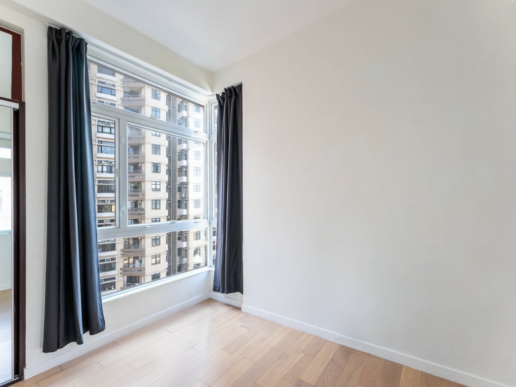 https://img.propertyraptor.com/cdn-cgi/imagedelivery/KD5bF_AFL0JDTbKLWF7z9g/ap8/ap8_001/hornet/prp/img/e3246d3566cc926364e1a8e2ce1d6e31.jpg/public