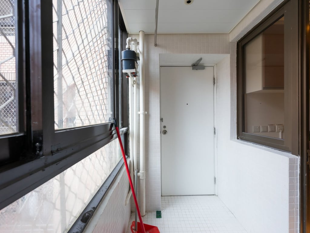 https://img.propertyraptor.com/cdn-cgi/imagedelivery/KD5bF_AFL0JDTbKLWF7z9g/ap8/ap8_001/hornet/prp/img/e34c49eaf3cdf75787bd978eb7db93f5.jpg/public