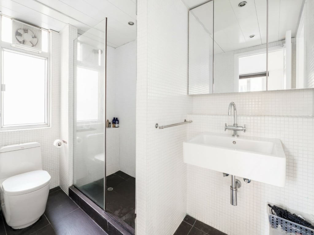 https://img.propertyraptor.com/cdn-cgi/imagedelivery/KD5bF_AFL0JDTbKLWF7z9g/ap8/ap8_001/hornet/prp/img/e409f11317813b5768c1d100837c79a7.jpg/public