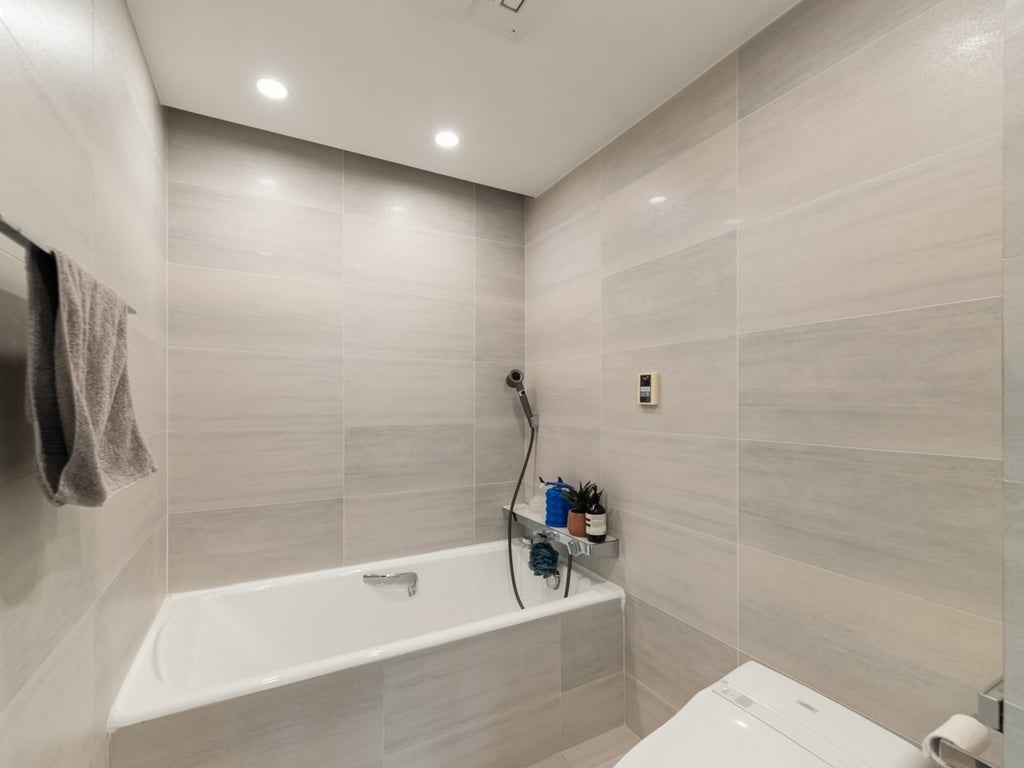 https://img.propertyraptor.com/cdn-cgi/imagedelivery/KD5bF_AFL0JDTbKLWF7z9g/ap8/ap8_001/hornet/prp/img/e4c30dc9e18645f580640180f2a04848.jpg/public