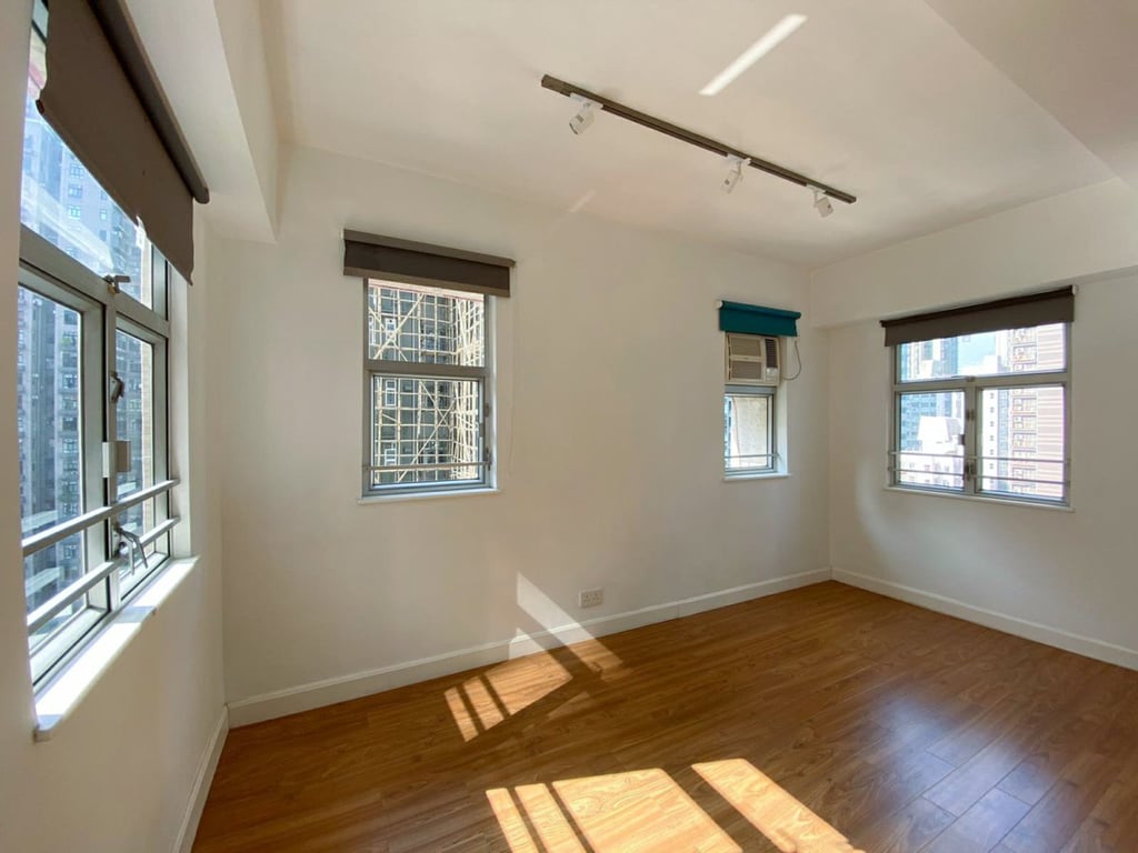 https://img.propertyraptor.com/cdn-cgi/imagedelivery/KD5bF_AFL0JDTbKLWF7z9g/ap8/ap8_001/hornet/prp/img/e52d5db22df38c47c0e87c0b5cd8355f.jpg/public