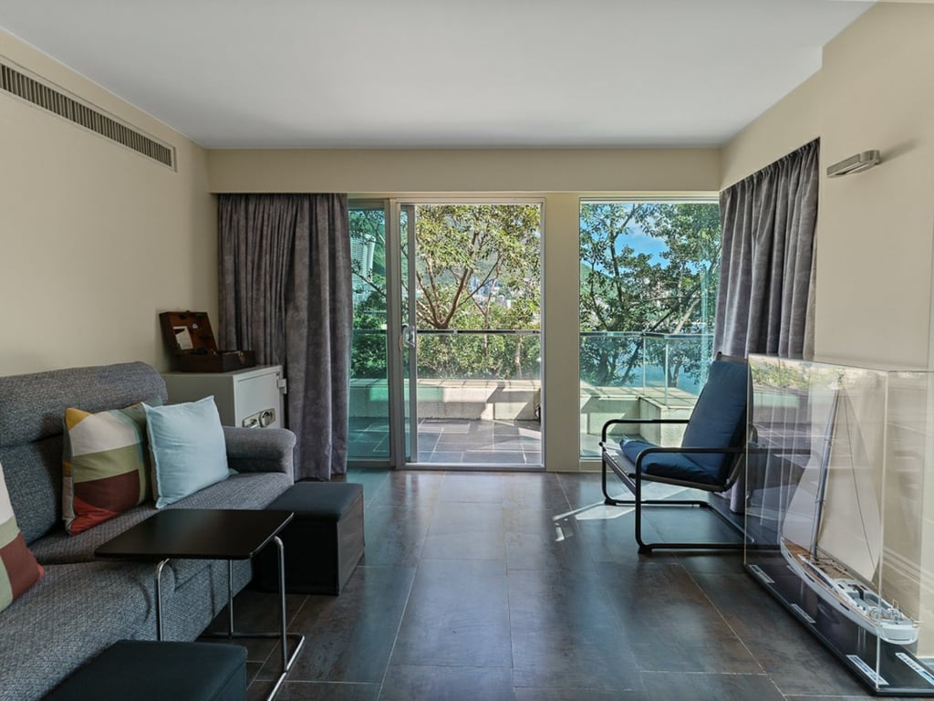 https://img.propertyraptor.com/cdn-cgi/imagedelivery/KD5bF_AFL0JDTbKLWF7z9g/ap8/ap8_001/hornet/prp/img/e54ce072813d11007b5a8653bb011094-wtm.jpg/public