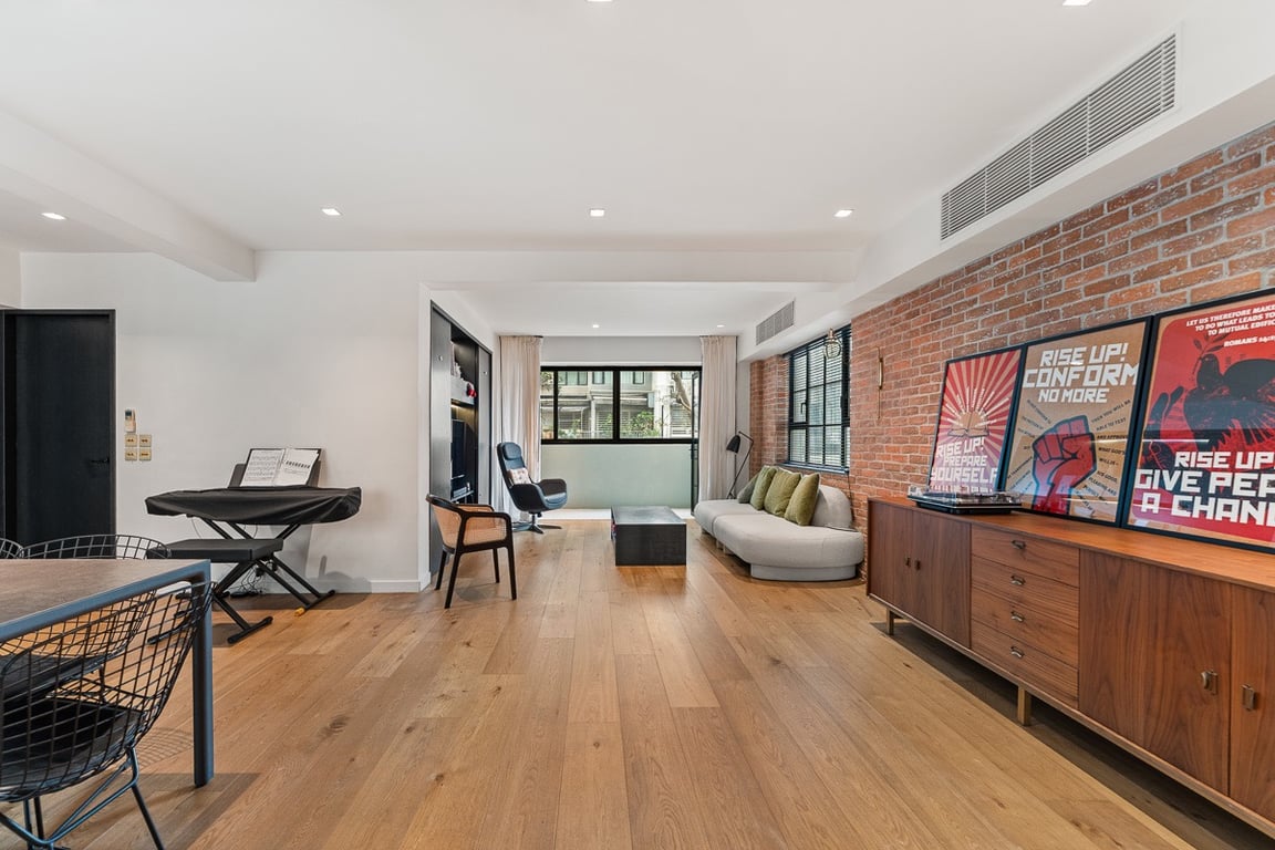 https://img.propertyraptor.com/cdn-cgi/imagedelivery/KD5bF_AFL0JDTbKLWF7z9g/ap8/ap8_001/hornet/prp/img/e5544a521064d98a730ff5a8749e240a-wtm.jpg/public