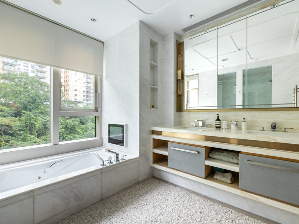 https://img.propertyraptor.com/cdn-cgi/imagedelivery/KD5bF_AFL0JDTbKLWF7z9g/ap8/ap8_001/hornet/prp/img/e568ddcf6035f3a35732f4e798f46849.jpg/public