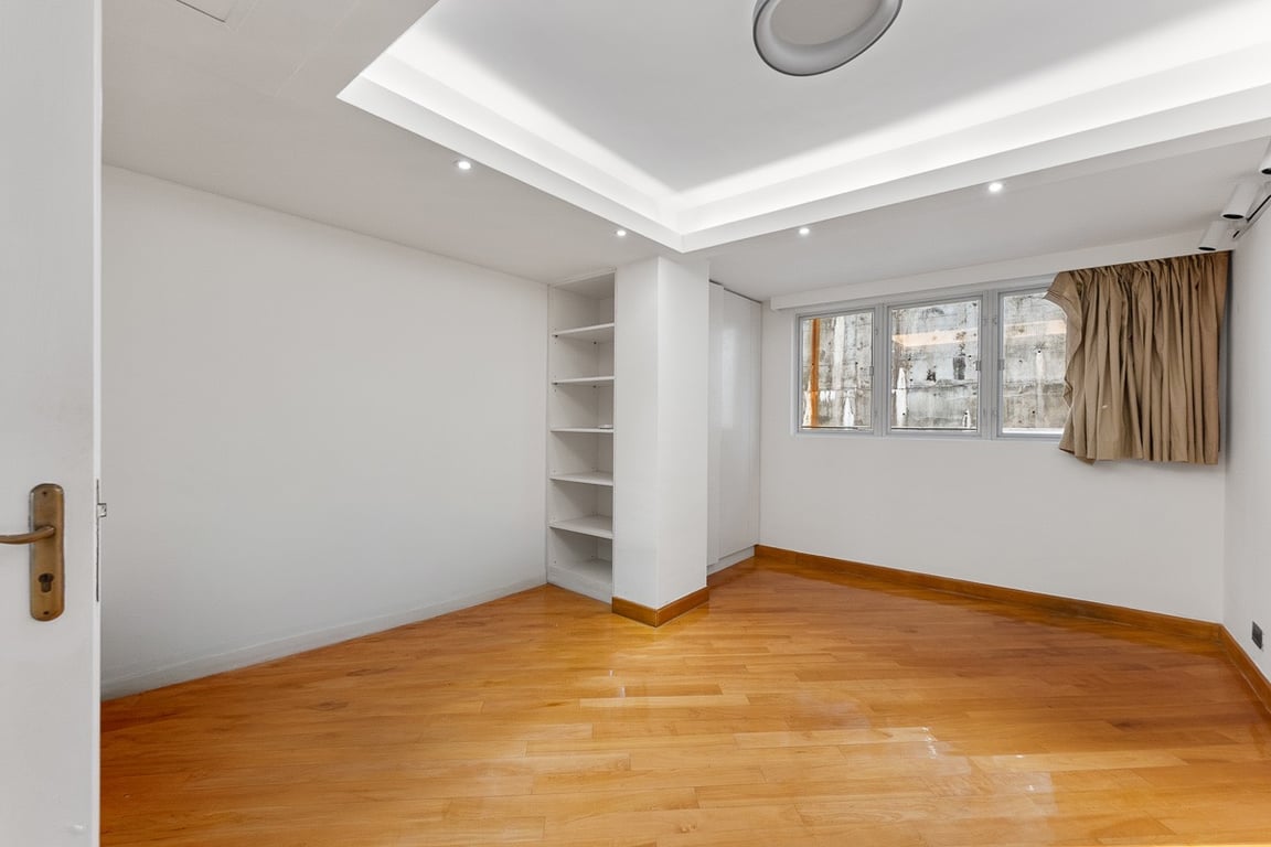 https://img.propertyraptor.com/cdn-cgi/imagedelivery/KD5bF_AFL0JDTbKLWF7z9g/ap8/ap8_001/hornet/prp/img/e5a703fef64a8f5f3bece65e6146e43d-wtm.jpg/public