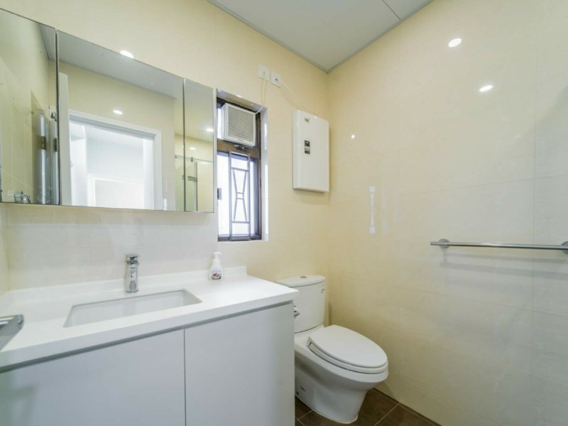 https://img.propertyraptor.com/cdn-cgi/imagedelivery/KD5bF_AFL0JDTbKLWF7z9g/ap8/ap8_001/hornet/prp/img/e64ef2198fa69a76ed73421f529ae95c.jpg/public