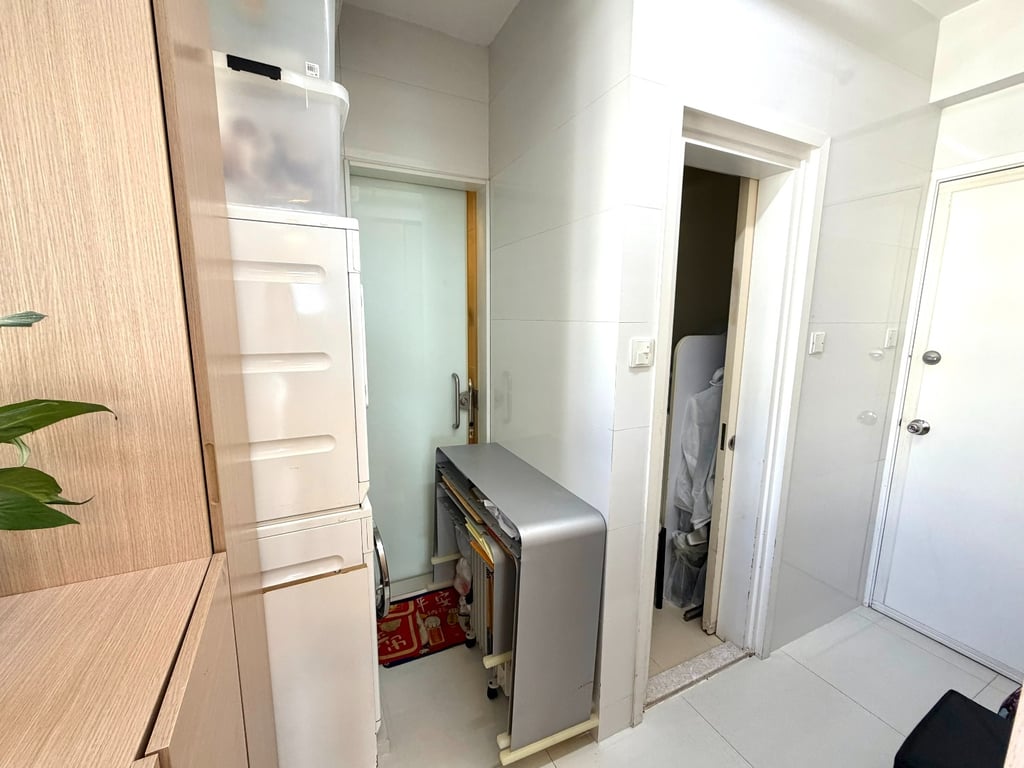 https://img.propertyraptor.com/cdn-cgi/imagedelivery/KD5bF_AFL0JDTbKLWF7z9g/ap8/ap8_001/hornet/prp/img/e7157975a935fc459d4611fc7d80a550-wtm.jpg/public