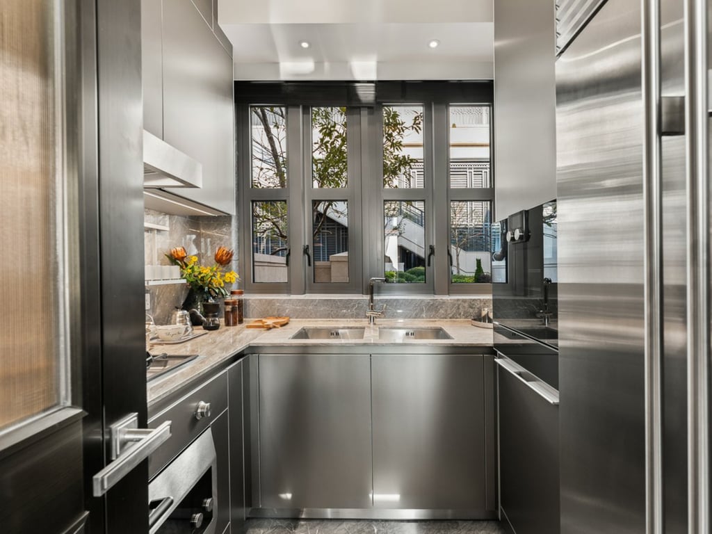 https://img.propertyraptor.com/cdn-cgi/imagedelivery/KD5bF_AFL0JDTbKLWF7z9g/ap8/ap8_001/hornet/prp/img/e7f5b1f2810cd7d349720f6734d05f37.jpg/public