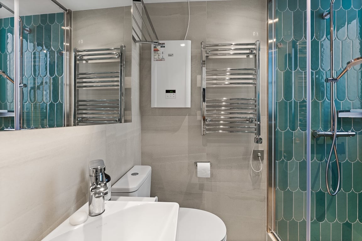 https://img.propertyraptor.com/cdn-cgi/imagedelivery/KD5bF_AFL0JDTbKLWF7z9g/ap8/ap8_001/hornet/prp/img/e8545cd293588bd59c56d193a1e1a64c-wtm.jpg/public