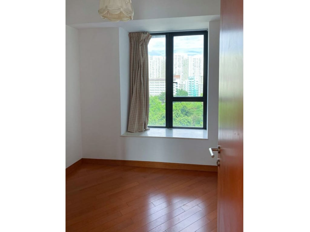 https://img.propertyraptor.com/cdn-cgi/imagedelivery/KD5bF_AFL0JDTbKLWF7z9g/ap8/ap8_001/hornet/prp/img/e88ca1e210224685abc4f2d2dffa337d.jpg/public