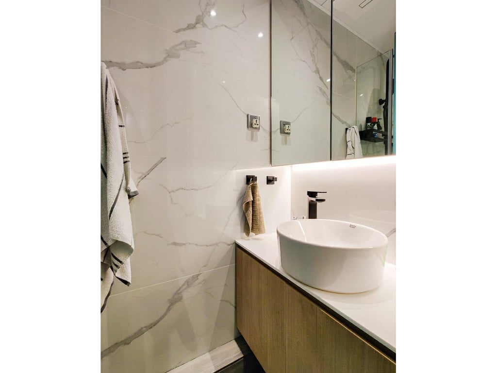 https://img.propertyraptor.com/cdn-cgi/imagedelivery/KD5bF_AFL0JDTbKLWF7z9g/ap8/ap8_001/hornet/prp/img/e8964525bf93f6543dbcc84a493974ae.jpg/public