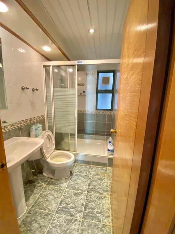 https://img.propertyraptor.com/cdn-cgi/imagedelivery/KD5bF_AFL0JDTbKLWF7z9g/ap8/ap8_001/hornet/prp/img/e90b4e7b7d9a629866037b668dec42f9-wtm.jpg/public