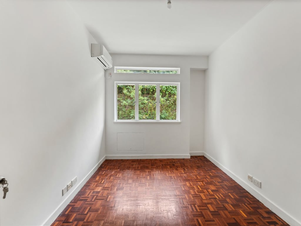 https://img.propertyraptor.com/cdn-cgi/imagedelivery/KD5bF_AFL0JDTbKLWF7z9g/ap8/ap8_001/hornet/prp/img/e9890052db9a0a2f5e63c80693d65834.jpg/public