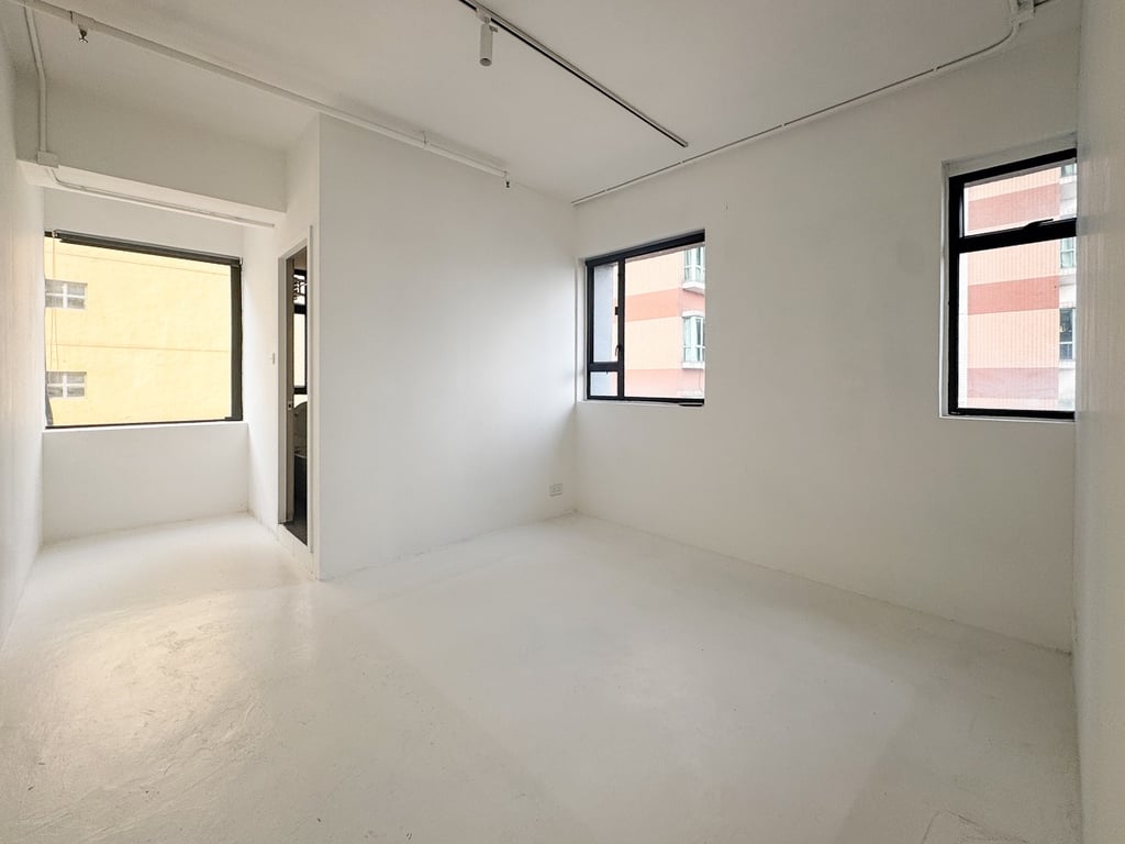https://img.propertyraptor.com/cdn-cgi/imagedelivery/KD5bF_AFL0JDTbKLWF7z9g/ap8/ap8_001/hornet/prp/img/e994de9050ba881258fac77b40c580f9-wtm.jpg/public
