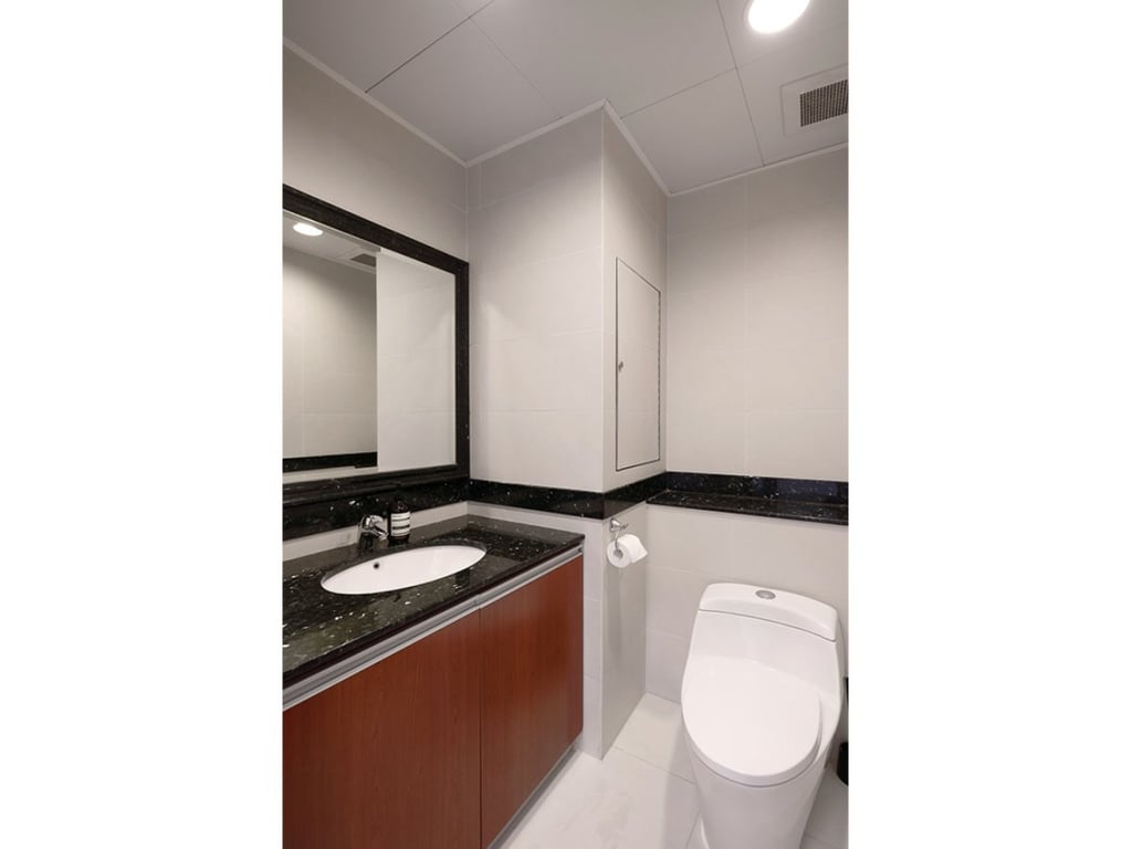 https://img.propertyraptor.com/cdn-cgi/imagedelivery/KD5bF_AFL0JDTbKLWF7z9g/ap8/ap8_001/hornet/prp/img/e9b9cf7ac5d4206960ed0f8d66c7f335.jpg/public