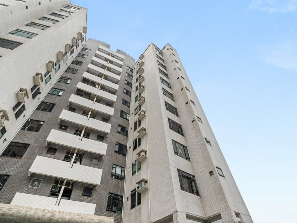 https://img.propertyraptor.com/cdn-cgi/imagedelivery/KD5bF_AFL0JDTbKLWF7z9g/ap8/ap8_001/hornet/prp/img/e9e69d9d21cabc0300c9ff176b0bb3be-wtm.jpg/public