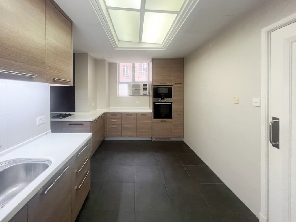 https://img.propertyraptor.com/cdn-cgi/imagedelivery/KD5bF_AFL0JDTbKLWF7z9g/ap8/ap8_001/hornet/prp/img/ea843b820410d8fc2efedc41897c6e68.jpg/public