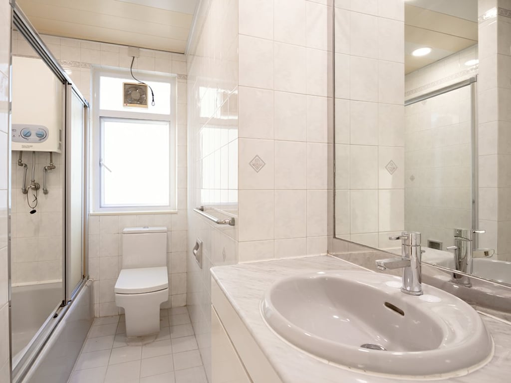 https://img.propertyraptor.com/cdn-cgi/imagedelivery/KD5bF_AFL0JDTbKLWF7z9g/ap8/ap8_001/hornet/prp/img/eaef064ffad46f99cddfb9f26f36ca62.jpg/public