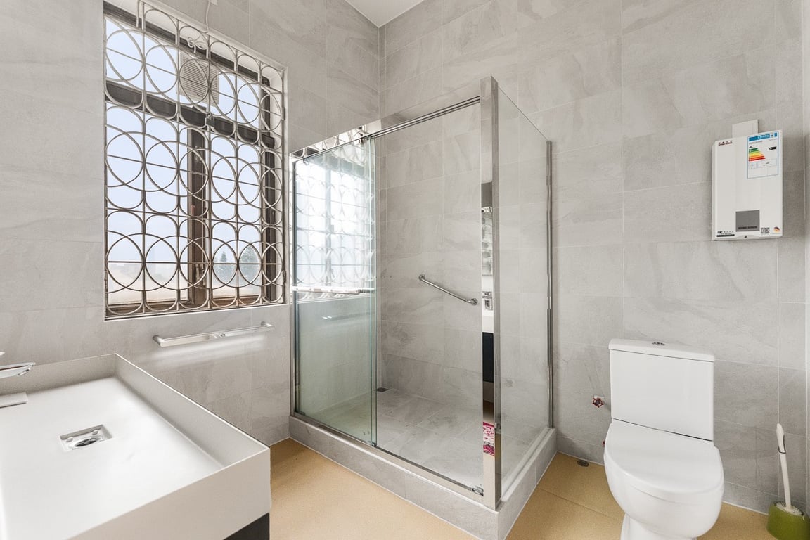 https://img.propertyraptor.com/cdn-cgi/imagedelivery/KD5bF_AFL0JDTbKLWF7z9g/ap8/ap8_001/hornet/prp/img/eb7a5a2a65b710fc4e0b9f233989a35a-wtm.jpg/public