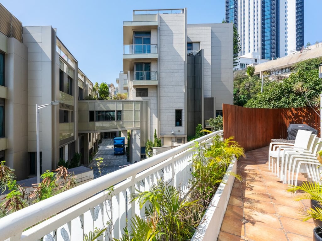https://img.propertyraptor.com/cdn-cgi/imagedelivery/KD5bF_AFL0JDTbKLWF7z9g/ap8/ap8_001/hornet/prp/img/ebe49d4b2f3f342f84944719003548b2.jpg/public