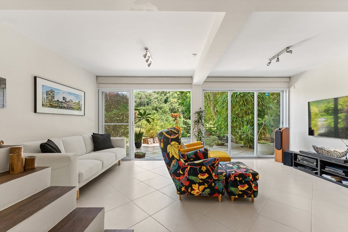 https://img.propertyraptor.com/cdn-cgi/imagedelivery/KD5bF_AFL0JDTbKLWF7z9g/ap8/ap8_001/hornet/prp/img/ebfcc378452711958ad69d74b432bd50-wtm.jpg/public