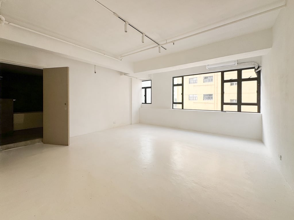 https://img.propertyraptor.com/cdn-cgi/imagedelivery/KD5bF_AFL0JDTbKLWF7z9g/ap8/ap8_001/hornet/prp/img/ec0294beb365cb1c3874fd2cfbdf022f-wtm.jpg/public