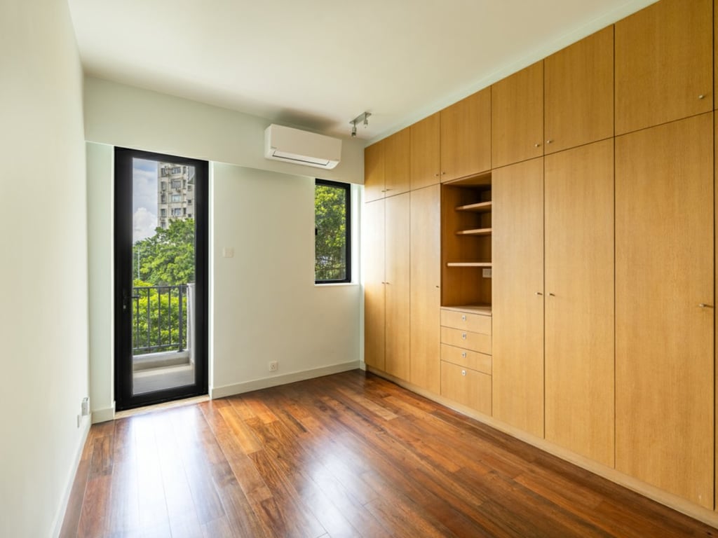 https://img.propertyraptor.com/cdn-cgi/imagedelivery/KD5bF_AFL0JDTbKLWF7z9g/ap8/ap8_001/hornet/prp/img/ec9c33a8f8959e0271e76c0e115b6b36.jpg/public