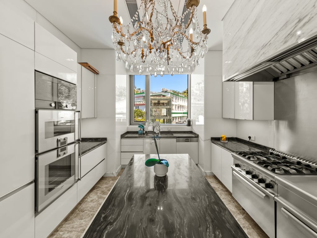 https://img.propertyraptor.com/cdn-cgi/imagedelivery/KD5bF_AFL0JDTbKLWF7z9g/ap8/ap8_001/hornet/prp/img/eca3dc3eb46786204c25c28f08ed17b3.jpg/public