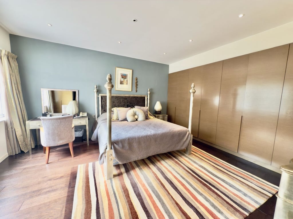 https://img.propertyraptor.com/cdn-cgi/imagedelivery/KD5bF_AFL0JDTbKLWF7z9g/ap8/ap8_001/hornet/prp/img/ecb7113d275f037d77c4415a8e9f3921-wtm.jpg/public