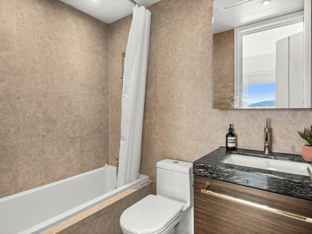 https://img.propertyraptor.com/cdn-cgi/imagedelivery/KD5bF_AFL0JDTbKLWF7z9g/ap8/ap8_001/hornet/prp/img/ed2e0136dab60a12818650062d3f23b4.jpg/public