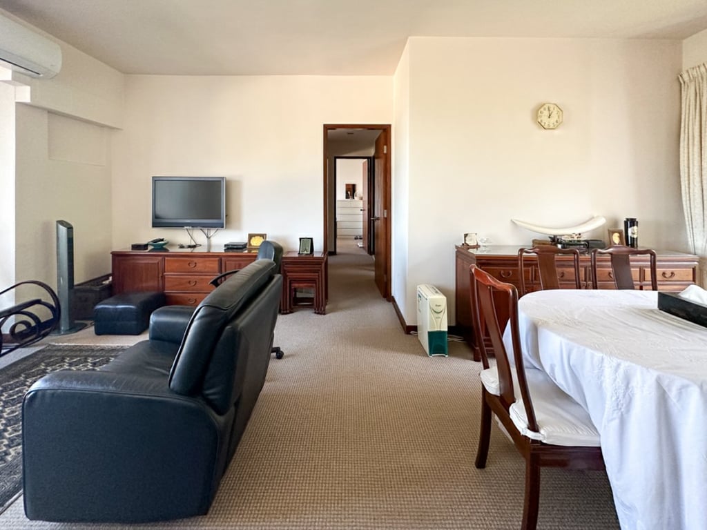 https://img.propertyraptor.com/cdn-cgi/imagedelivery/KD5bF_AFL0JDTbKLWF7z9g/ap8/ap8_001/hornet/prp/img/ed4fd6994ff0dec640560e1342ac5437.jpg/public