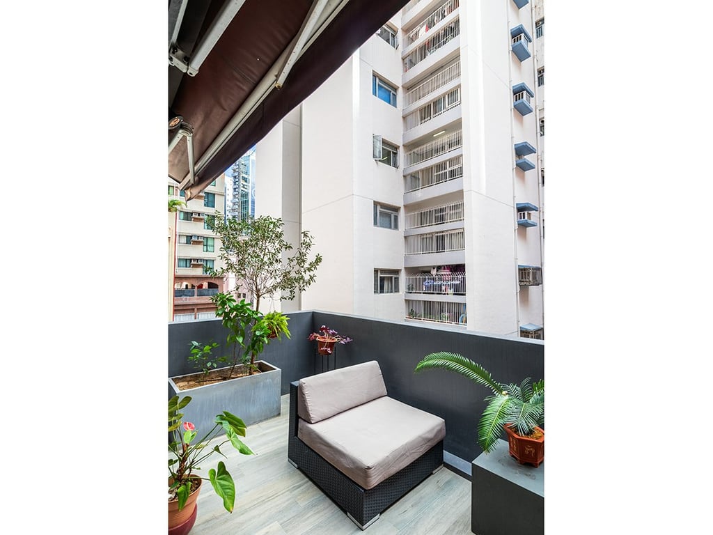https://img.propertyraptor.com/cdn-cgi/imagedelivery/KD5bF_AFL0JDTbKLWF7z9g/ap8/ap8_001/hornet/prp/img/ede0919baa7ae1ba2cec3af9fc0cd2f7.jpg/public