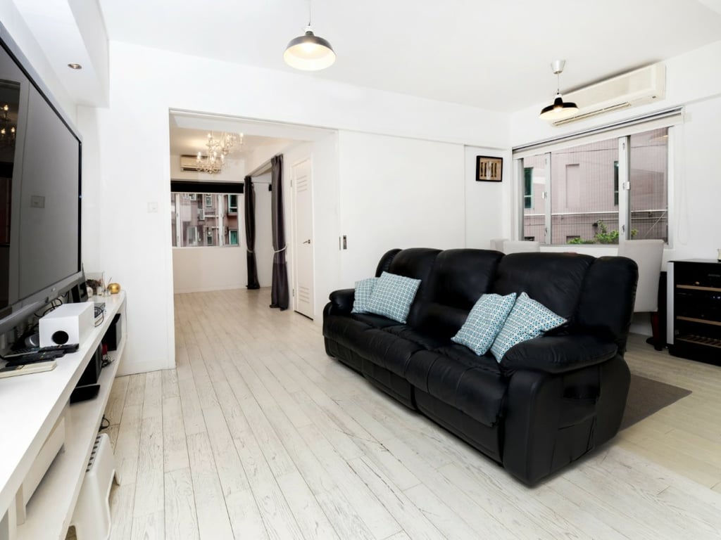 https://img.propertyraptor.com/cdn-cgi/imagedelivery/KD5bF_AFL0JDTbKLWF7z9g/ap8/ap8_001/hornet/prp/img/edeffe56418b157e2fc0d3b943c65168.jpg/public