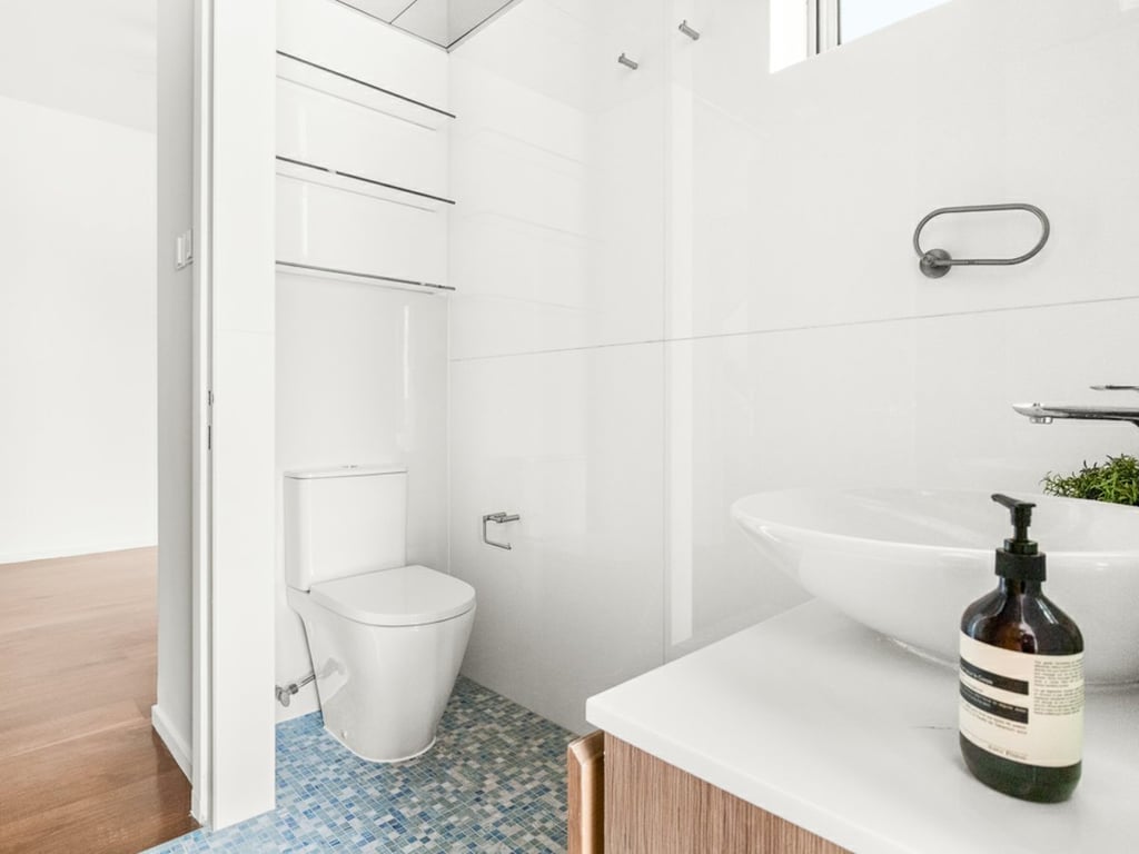 https://img.propertyraptor.com/cdn-cgi/imagedelivery/KD5bF_AFL0JDTbKLWF7z9g/ap8/ap8_001/hornet/prp/img/ee359aa02a80cdaf1bcce6391134f1cc-wtm.jpg/public