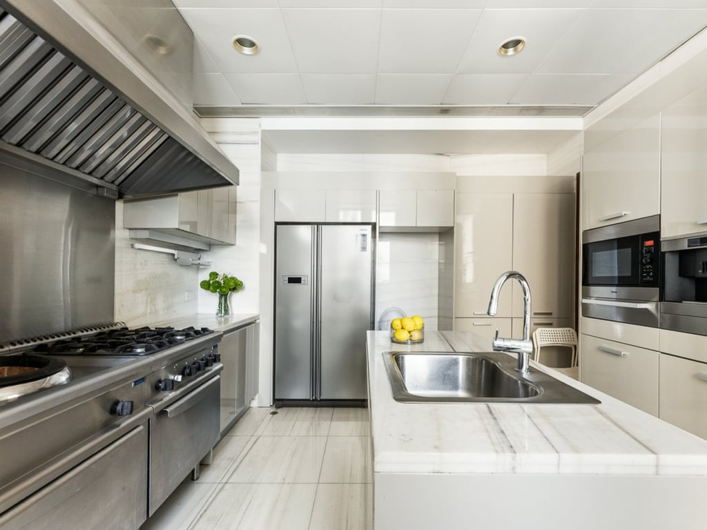 https://img.propertyraptor.com/cdn-cgi/imagedelivery/KD5bF_AFL0JDTbKLWF7z9g/ap8/ap8_001/hornet/prp/img/eea469ba9ff769f02970e395c435e610-wtm.jpg/public