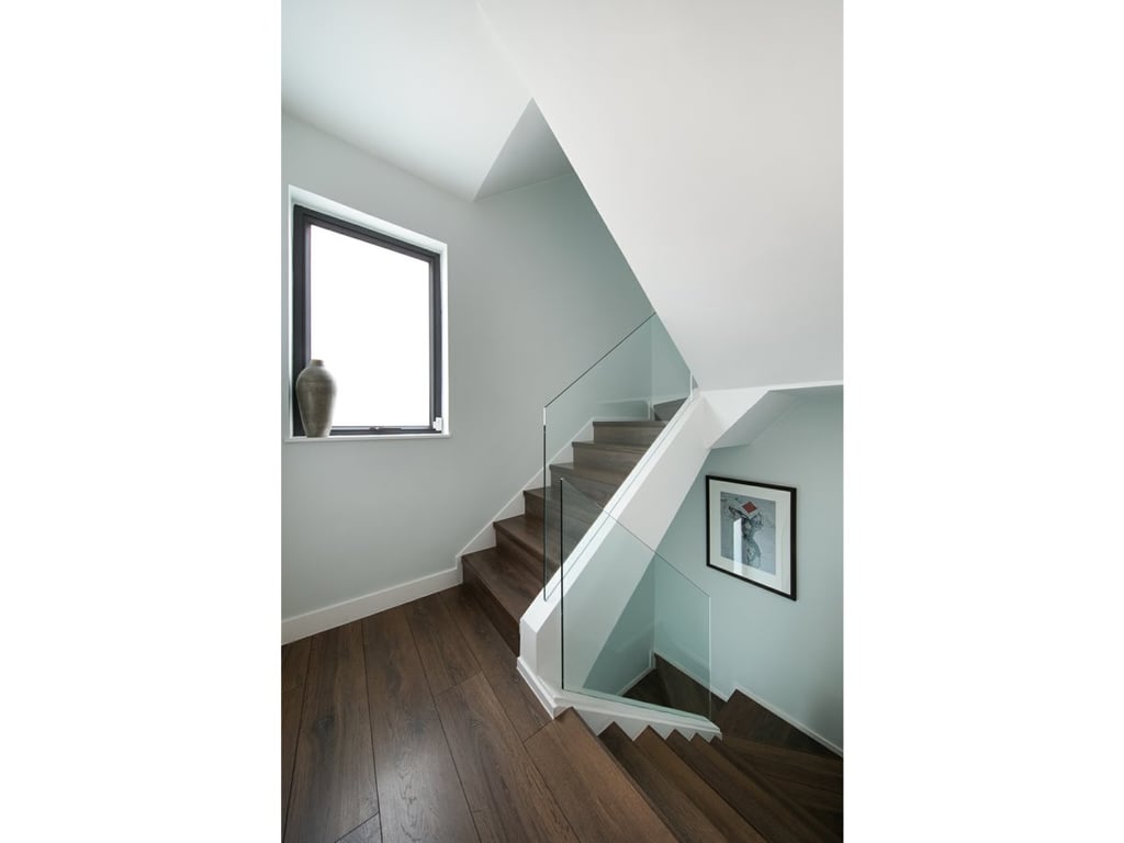 https://img.propertyraptor.com/cdn-cgi/imagedelivery/KD5bF_AFL0JDTbKLWF7z9g/ap8/ap8_001/hornet/prp/img/eebe26783a25dd9ecd44ddd149d9b7e6.jpg/public