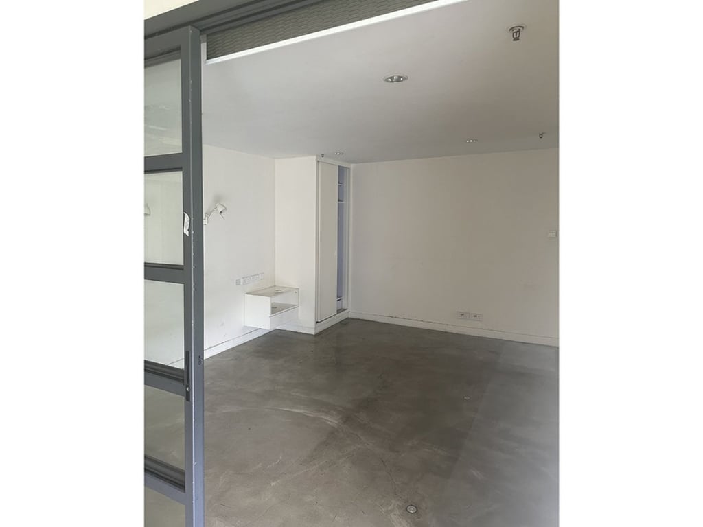 https://img.propertyraptor.com/cdn-cgi/imagedelivery/KD5bF_AFL0JDTbKLWF7z9g/ap8/ap8_001/hornet/prp/img/eee44cd836b6b97d550df2dc0ad16336.jpg/public
