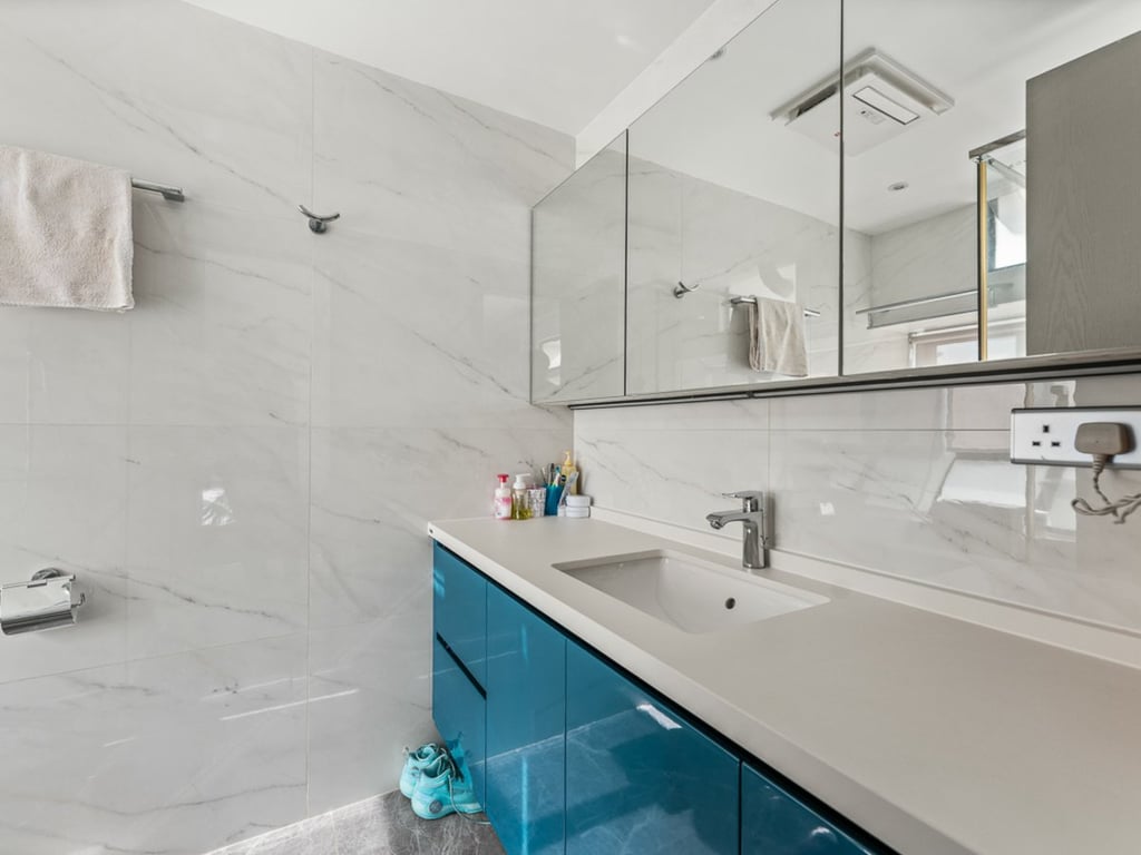 https://img.propertyraptor.com/cdn-cgi/imagedelivery/KD5bF_AFL0JDTbKLWF7z9g/ap8/ap8_001/hornet/prp/img/ef3e953c17bcbcd54ea98329e12ec678.jpg/public