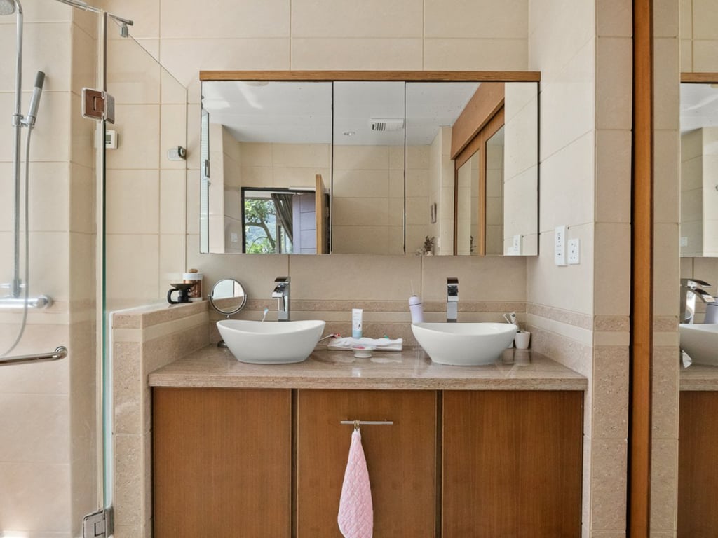 https://img.propertyraptor.com/cdn-cgi/imagedelivery/KD5bF_AFL0JDTbKLWF7z9g/ap8/ap8_001/hornet/prp/img/ef5856807756c20f97e102985b90cc97.jpg/public