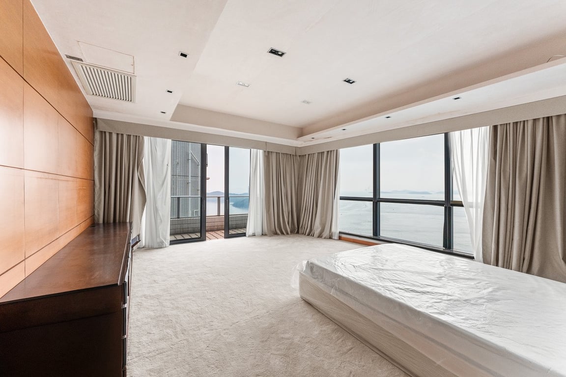 https://img.propertyraptor.com/cdn-cgi/imagedelivery/KD5bF_AFL0JDTbKLWF7z9g/ap8/ap8_001/hornet/prp/img/efa825bde03b49cba83f4e393f5e6e81-wtm.jpg/public