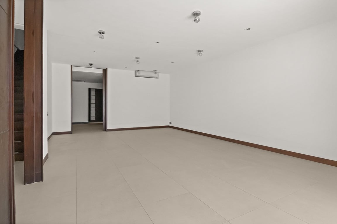 https://img.propertyraptor.com/cdn-cgi/imagedelivery/KD5bF_AFL0JDTbKLWF7z9g/ap8/ap8_001/hornet/prp/img/f0b1b3b5371636f183d2fac4e4ae8d33-wtm.jpg/public