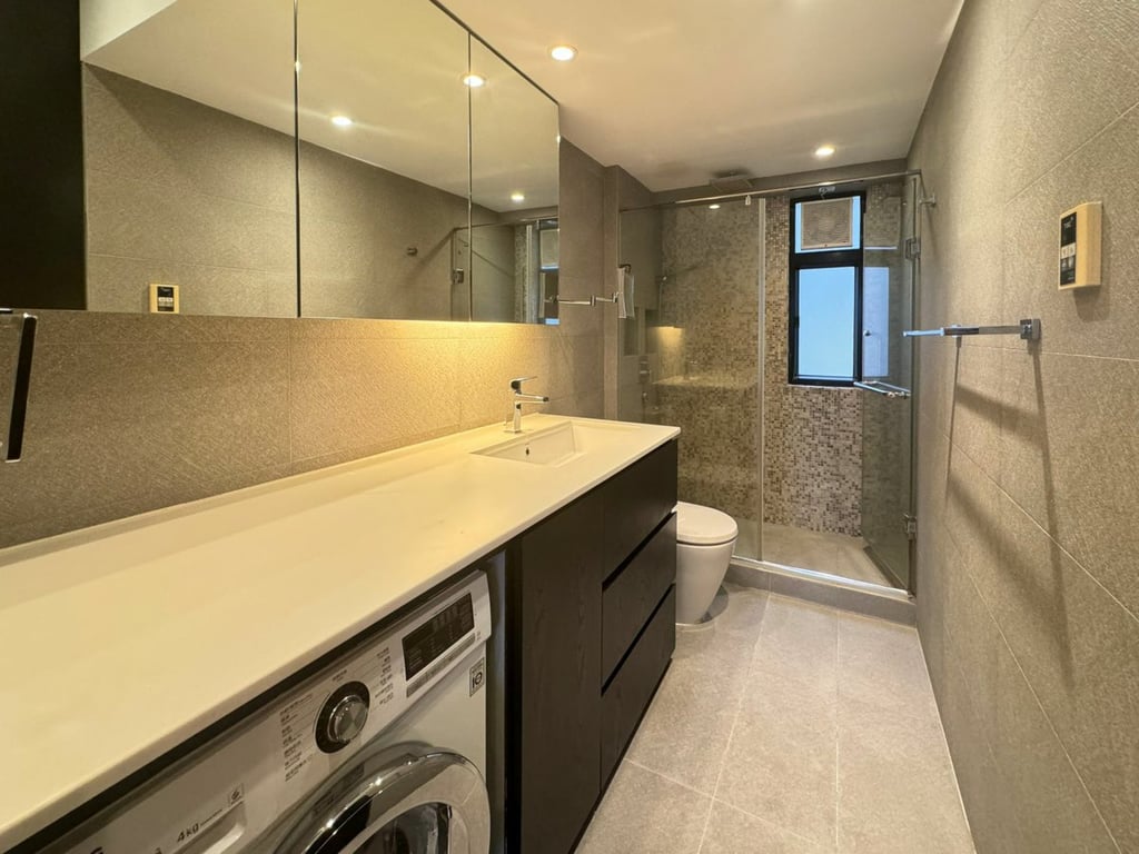 https://img.propertyraptor.com/cdn-cgi/imagedelivery/KD5bF_AFL0JDTbKLWF7z9g/ap8/ap8_001/hornet/prp/img/f0b3282100632b36b5c702326d370fbd.jpg/public