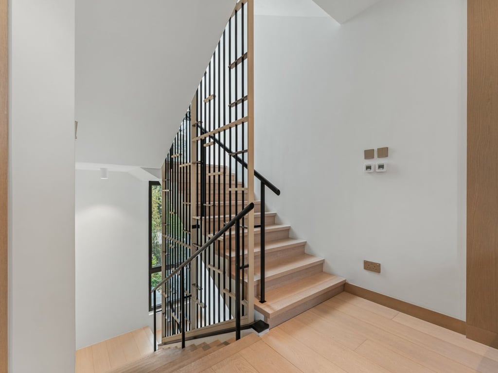 https://img.propertyraptor.com/cdn-cgi/imagedelivery/KD5bF_AFL0JDTbKLWF7z9g/ap8/ap8_001/hornet/prp/img/f0df03afa52426becf8838a3f2b1f439-wtm.jpg/public
