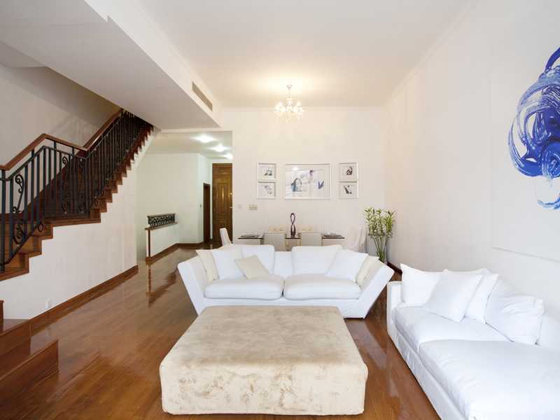 https://img.propertyraptor.com/cdn-cgi/imagedelivery/KD5bF_AFL0JDTbKLWF7z9g/ap8/ap8_001/hornet/prp/img/f14f52c3c0910cf54b8a94027ac4b0c6.jpg/public